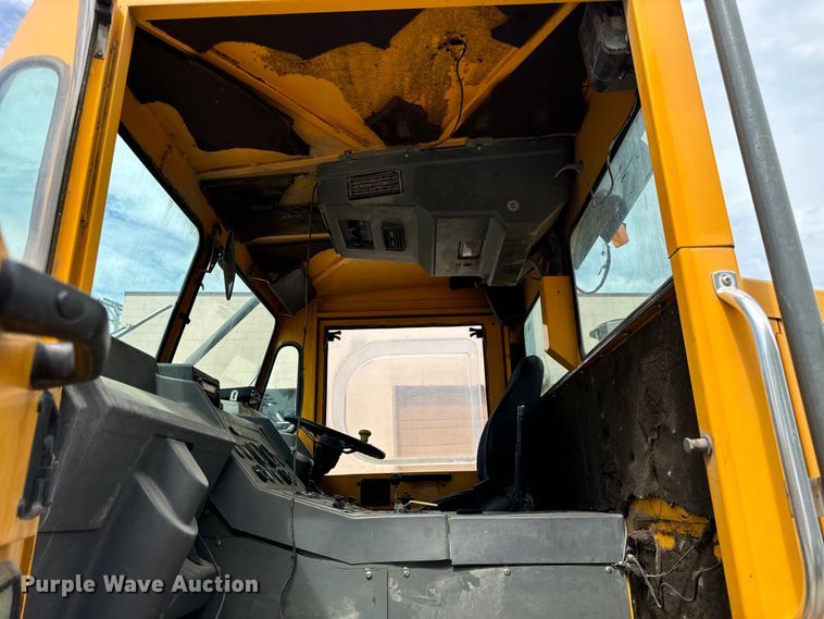 image for item DV5782 2000 Elgin  Pelican  street sweeper