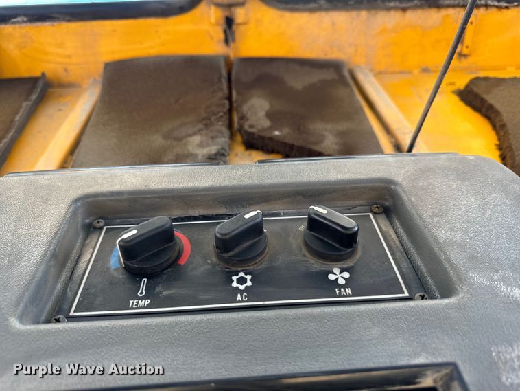 image for item DV5782 2000 Elgin  Pelican  street sweeper