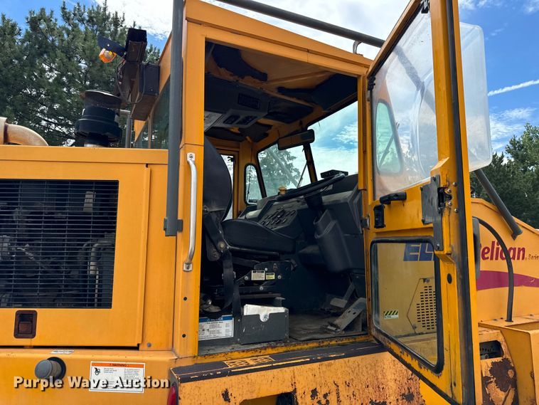 image for item DV5782 2000 Elgin  Pelican  street sweeper