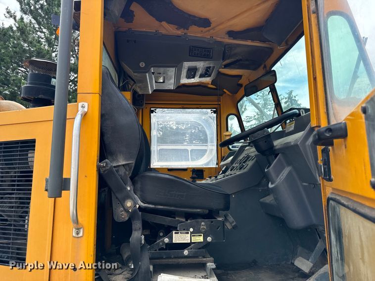 image for item DV5782 2000 Elgin  Pelican  street sweeper