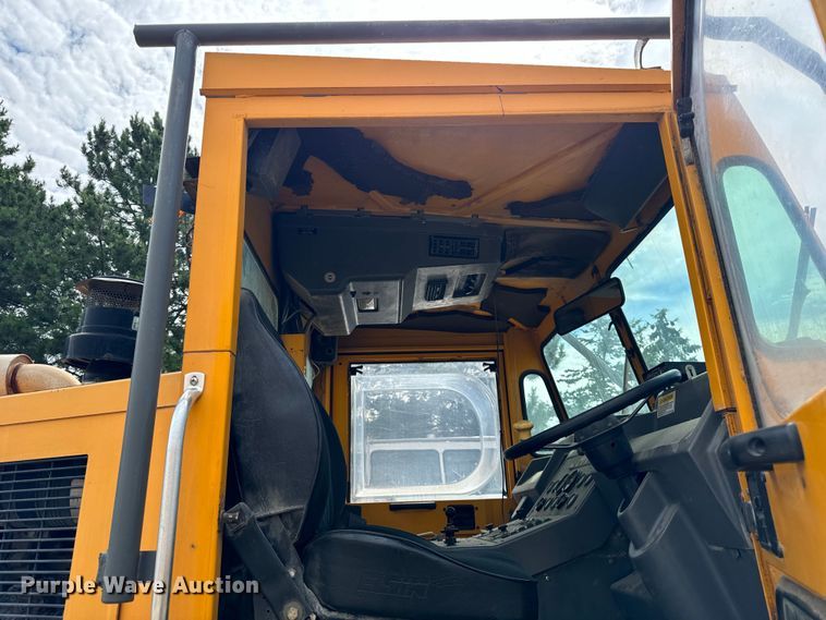 image for item DV5782 2000 Elgin  Pelican  street sweeper