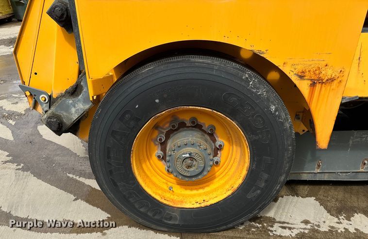 image for item DV5782 2000 Elgin  Pelican  street sweeper