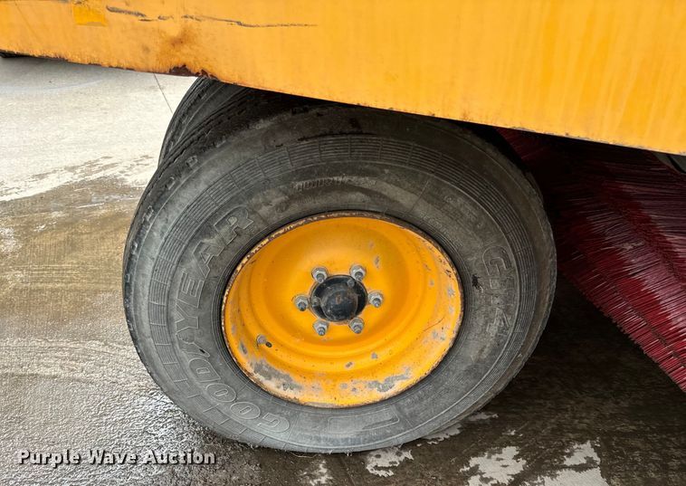 image for item DV5782 2000 Elgin  Pelican  street sweeper