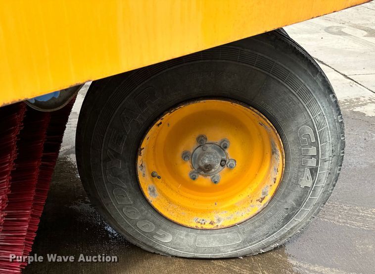 image for item DV5782 2000 Elgin  Pelican  street sweeper