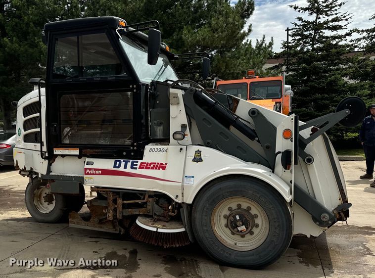 image for item DV5784 2009 Elgin Pelican  street sweeper