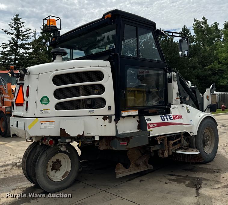 image for item DV5784 2009 Elgin Pelican  street sweeper