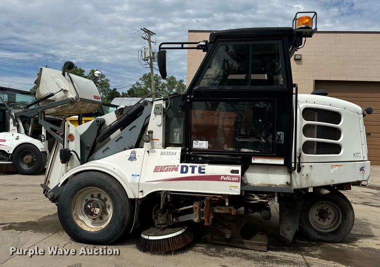image for item DV5784 2009 Elgin Pelican  street sweeper