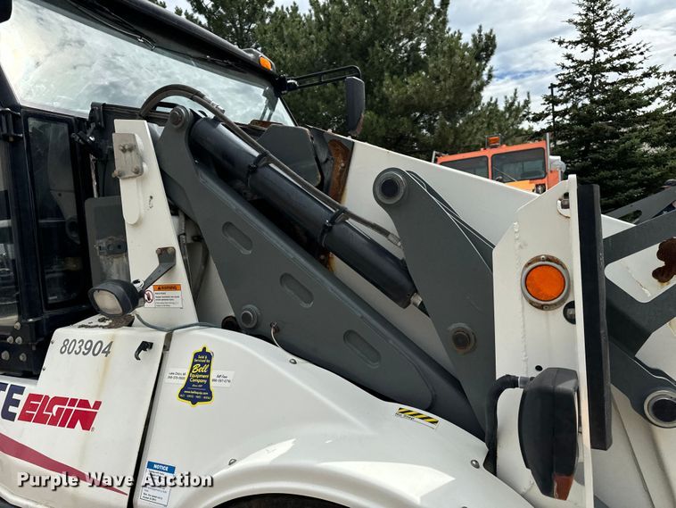 image for item DV5784 2009 Elgin Pelican  street sweeper