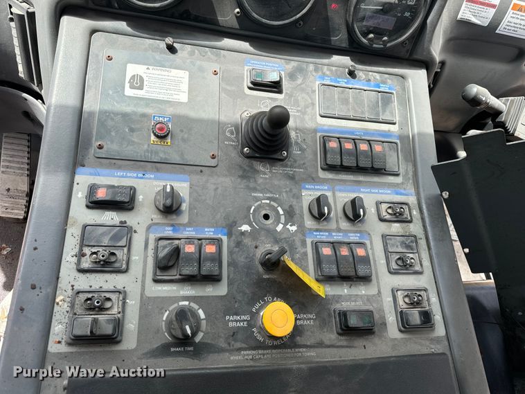 image for item DV5784 2009 Elgin Pelican  street sweeper