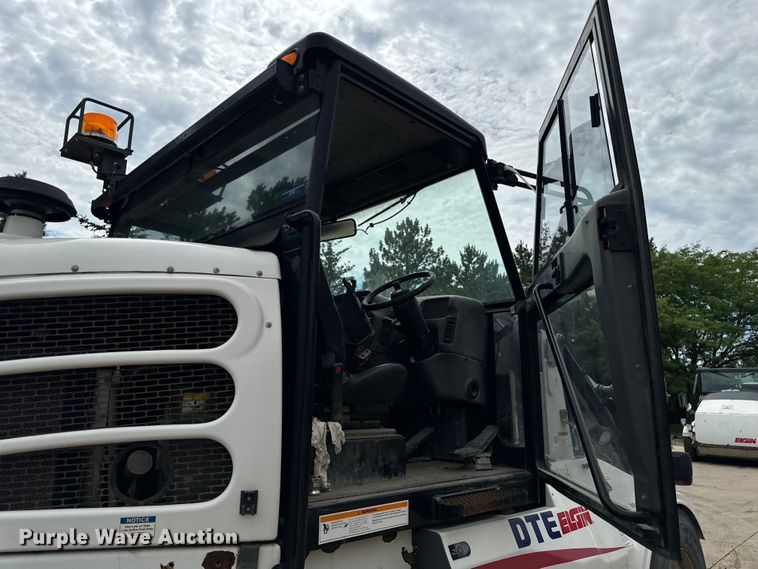 image for item DV5784 2009 Elgin Pelican  street sweeper