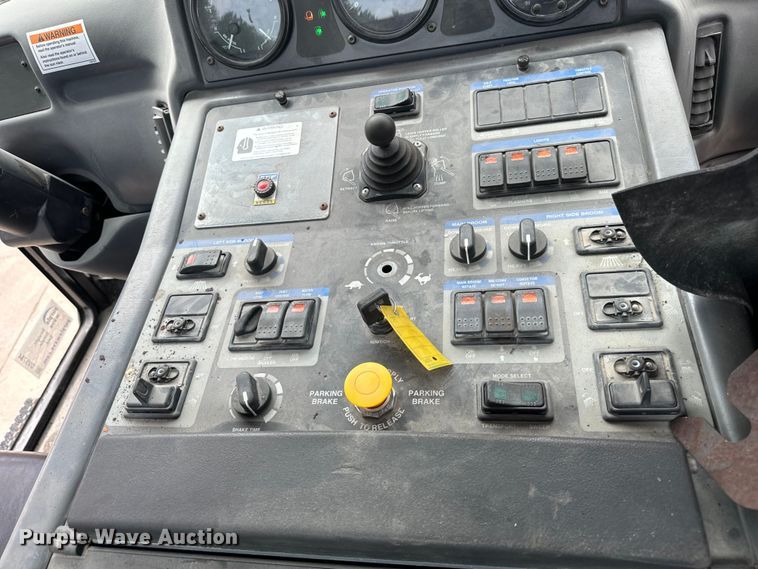 image for item DV5784 2009 Elgin Pelican  street sweeper