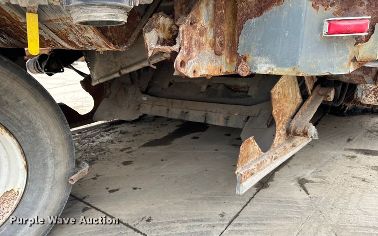 image for item DV5784 2009 Elgin Pelican  street sweeper