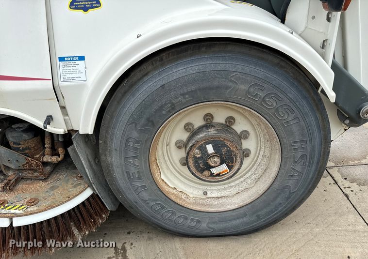 image for item DV5784 2009 Elgin Pelican  street sweeper