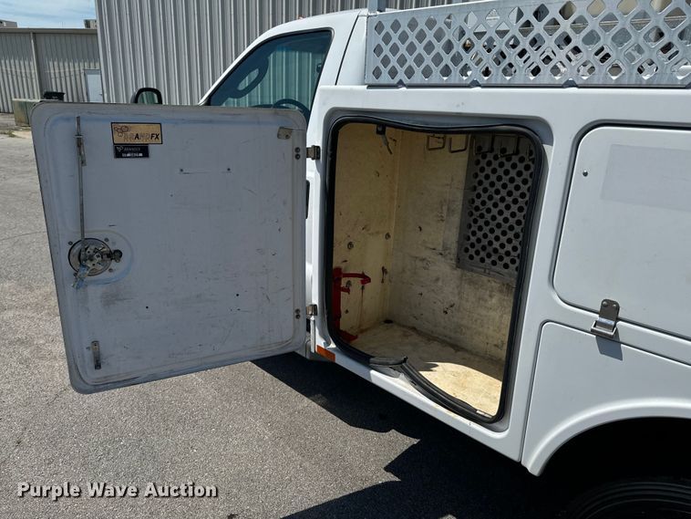 image for item DX0756 2006 Ford F450 Super Duty XL bucket truck