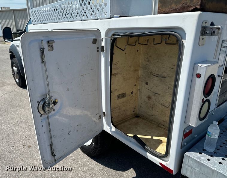 image for item DX0756 2006 Ford F450 Super Duty XL bucket truck