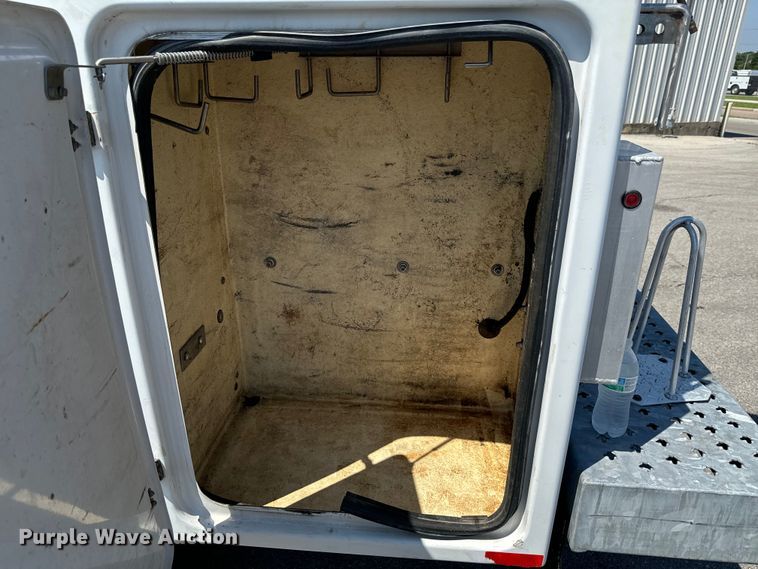 image for item DX0756 2006 Ford F450 Super Duty XL bucket truck