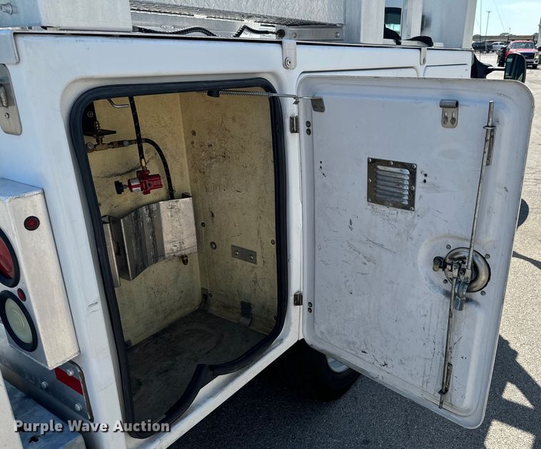 image for item DX0756 2006 Ford F450 Super Duty XL bucket truck