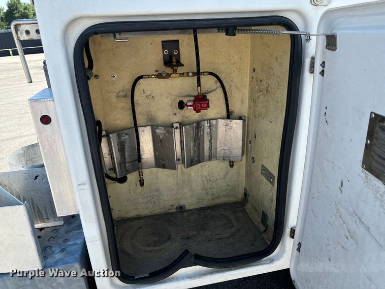 image for item DX0756 2006 Ford F450 Super Duty XL bucket truck