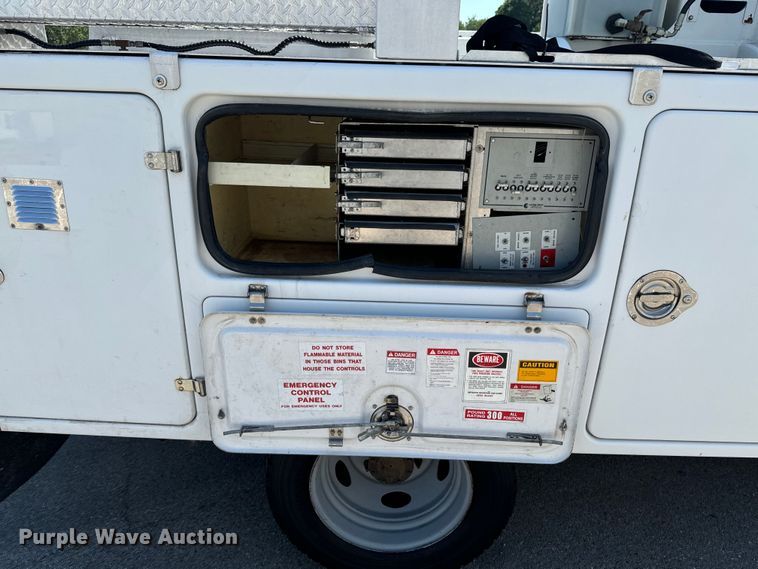 image for item DX0756 2006 Ford F450 Super Duty XL bucket truck