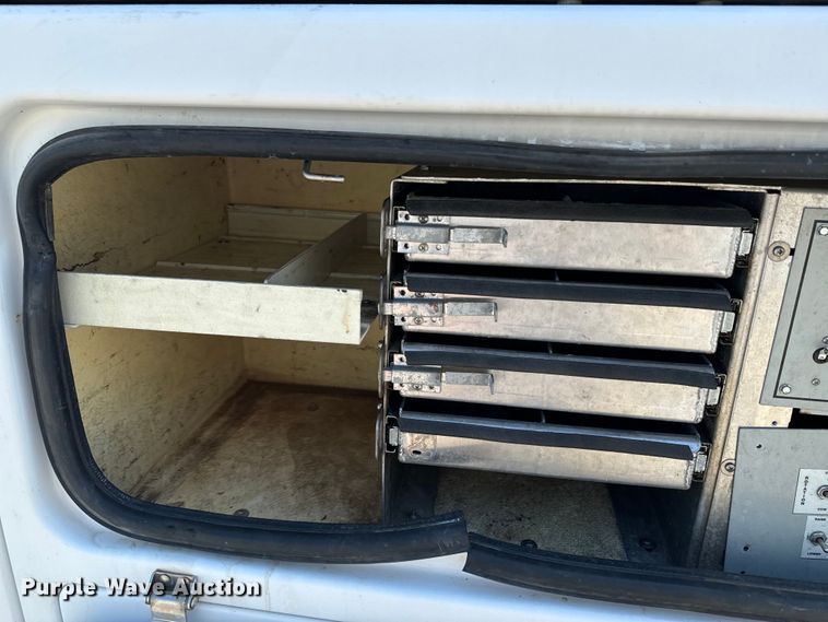 image for item DX0756 2006 Ford F450 Super Duty XL bucket truck