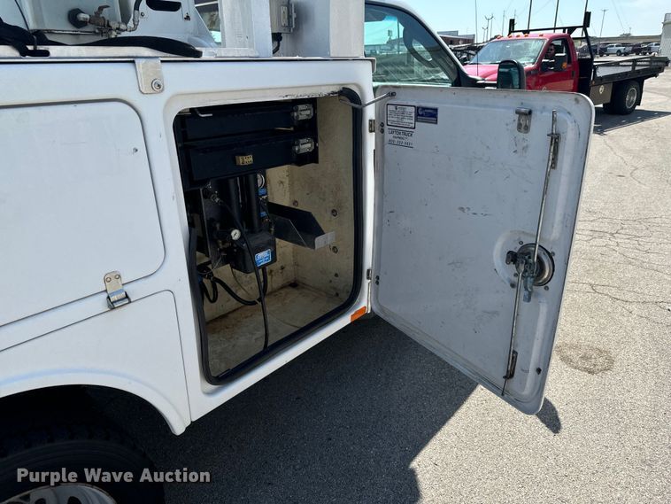 image for item DX0756 2006 Ford F450 Super Duty XL bucket truck