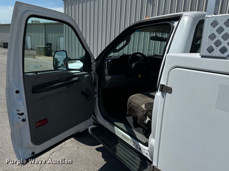 image for item DX0756 2006 Ford F450 Super Duty XL bucket truck