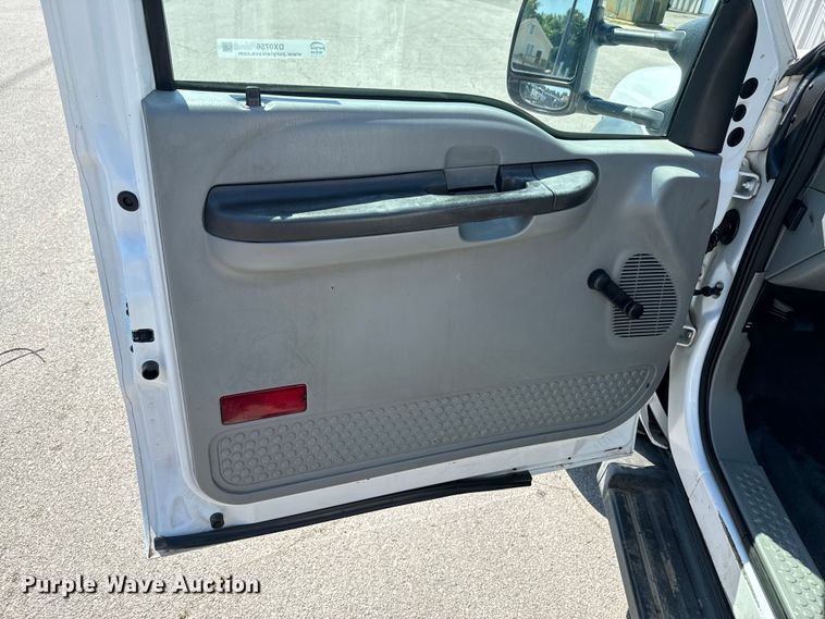 image for item DX0756 2006 Ford F450 Super Duty XL bucket truck