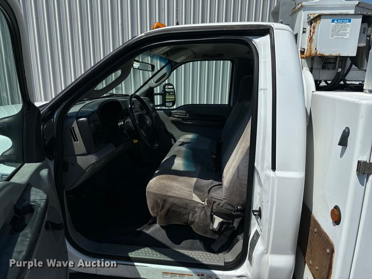 image for item DX0756 2006 Ford F450 Super Duty XL bucket truck