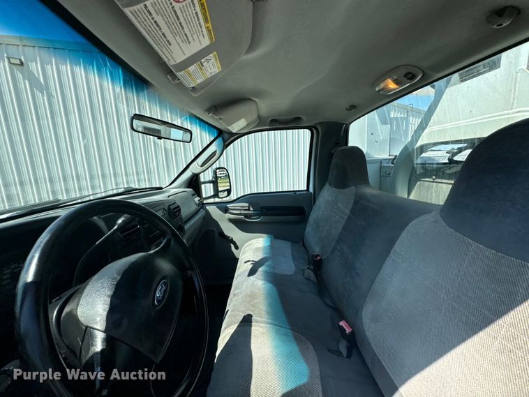 image for item DX0756 2006 Ford F450 Super Duty XL bucket truck