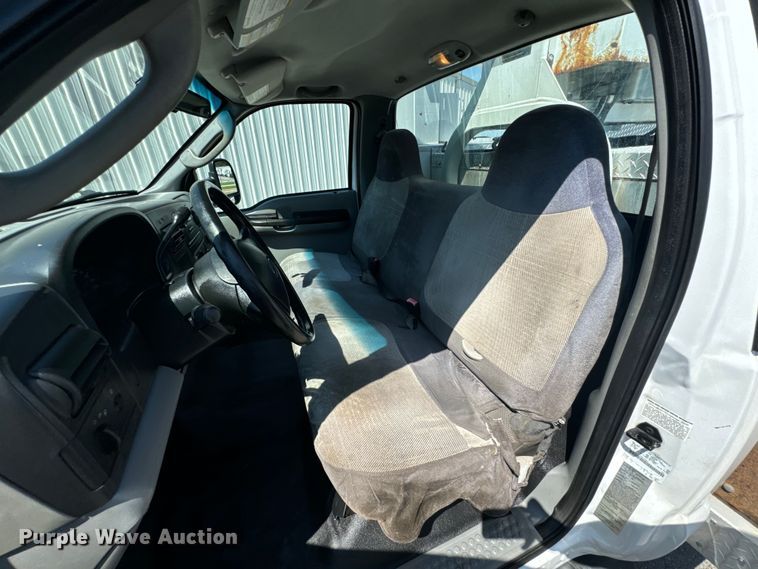 image for item DX0756 2006 Ford F450 Super Duty XL bucket truck