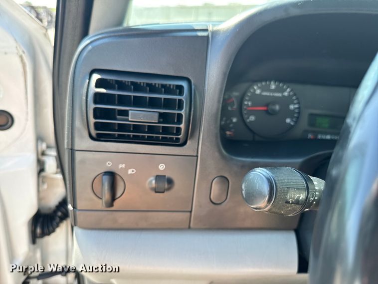 image for item DX0756 2006 Ford F450 Super Duty XL bucket truck