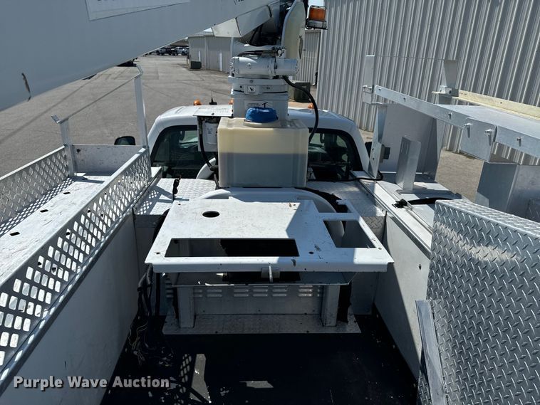 image for item DX0756 2006 Ford F450 Super Duty XL bucket truck