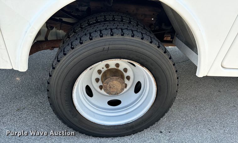 image for item DX0756 2006 Ford F450 Super Duty XL bucket truck