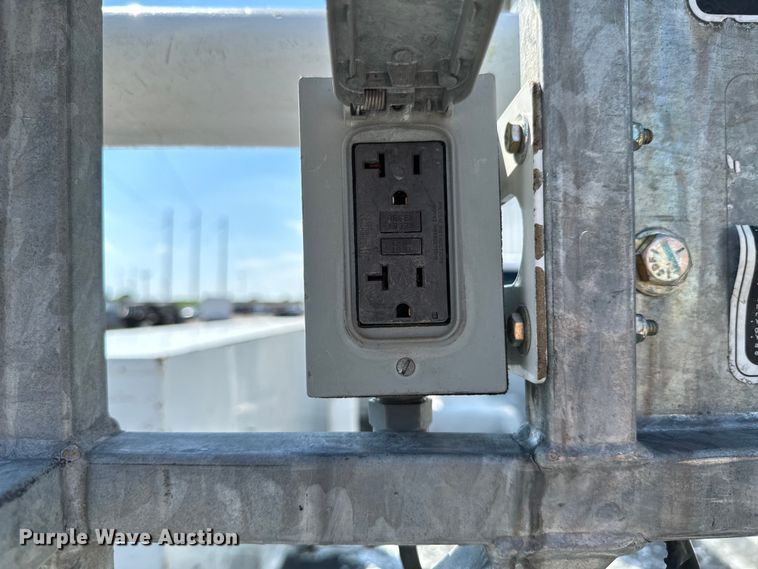 image for item DX0760 2014 Ford F550 Super Duty bucket truck