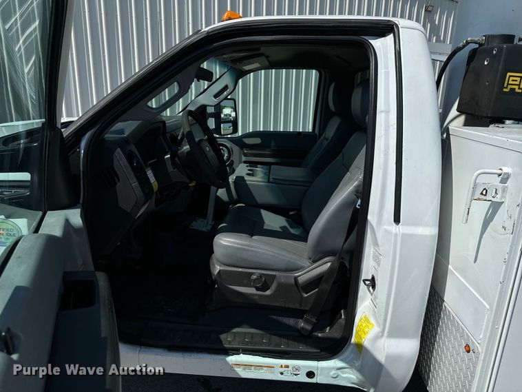 image for item DX0760 2014 Ford F550 Super Duty bucket truck