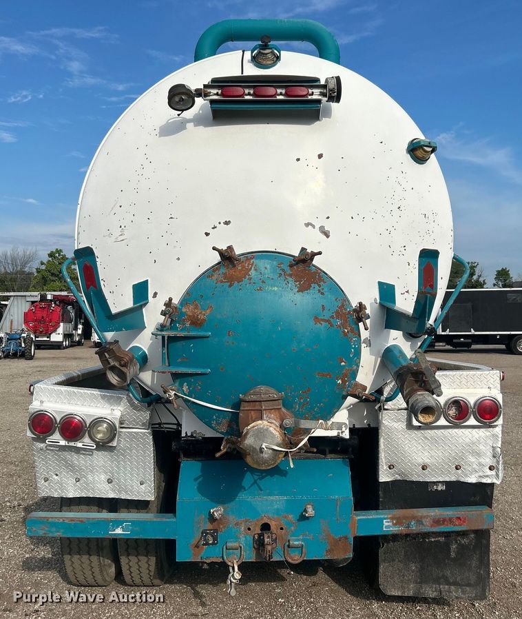 image for item EG0722 2005 Kenworth T800 vacuum truck