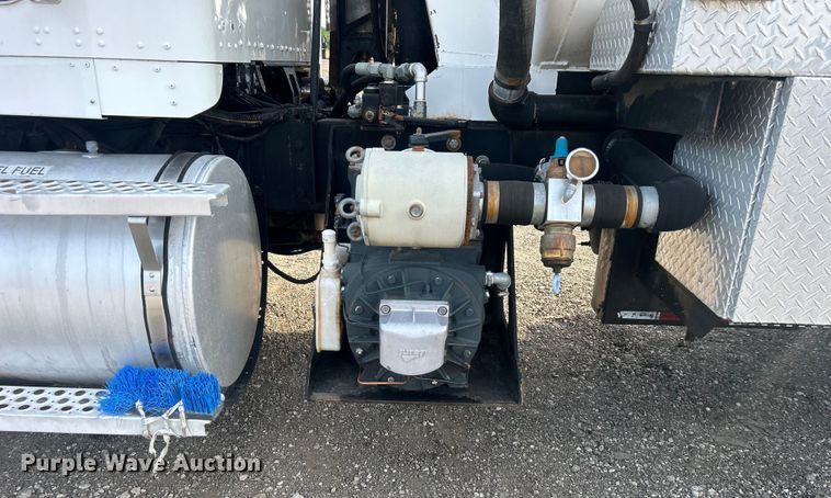 image for item EG0722 2005 Kenworth T800 vacuum truck