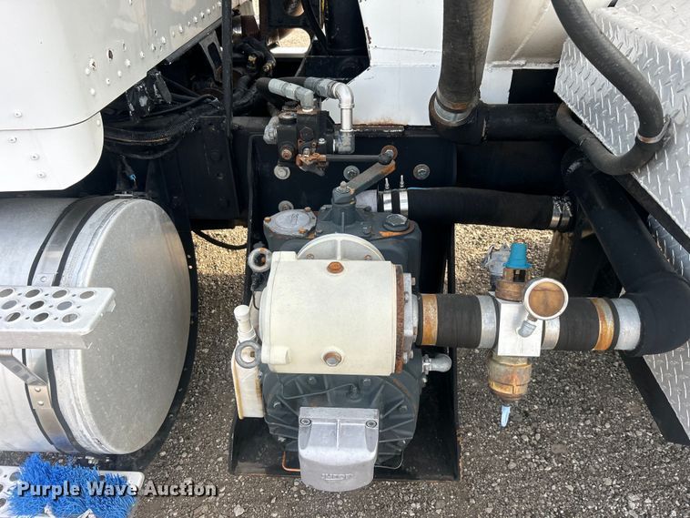 image for item EG0722 2005 Kenworth T800 vacuum truck