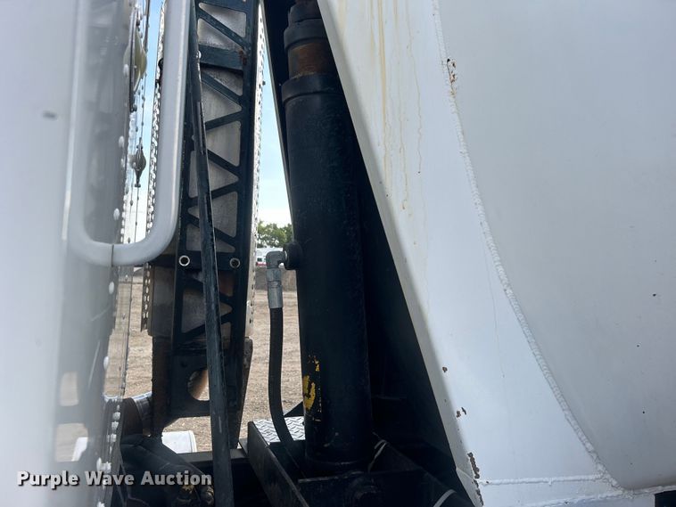 image for item EG0722 2005 Kenworth T800 vacuum truck