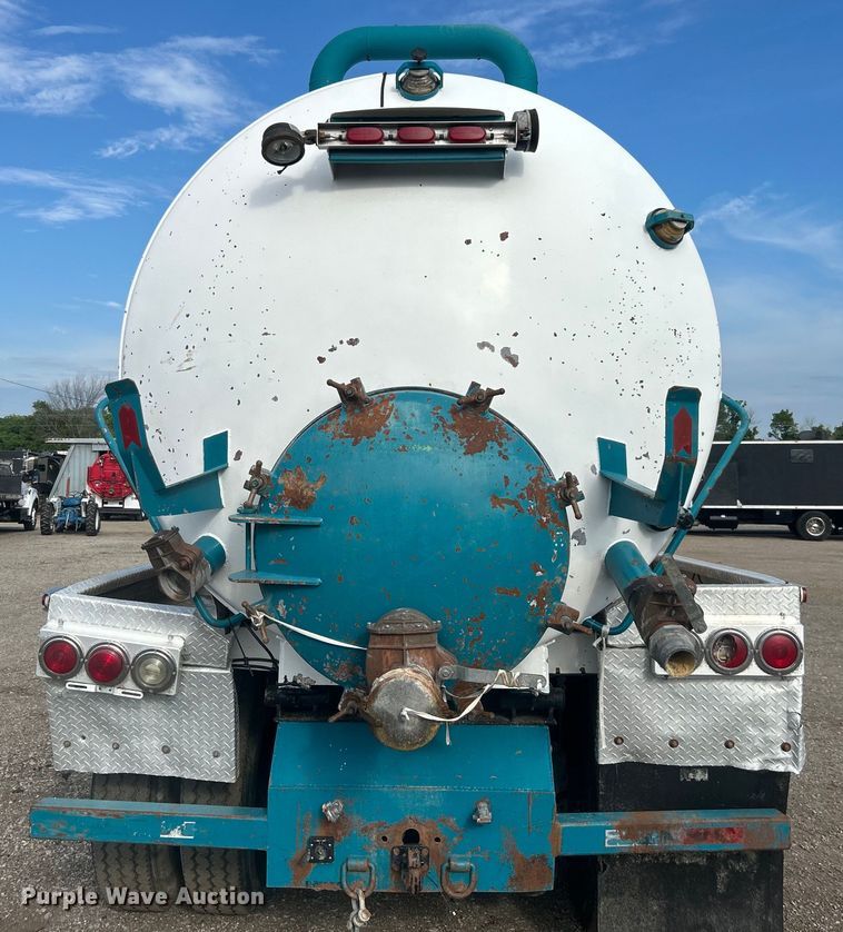 image for item EG0722 2005 Kenworth T800 vacuum truck