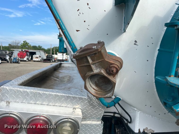 image for item EG0722 2005 Kenworth T800 vacuum truck