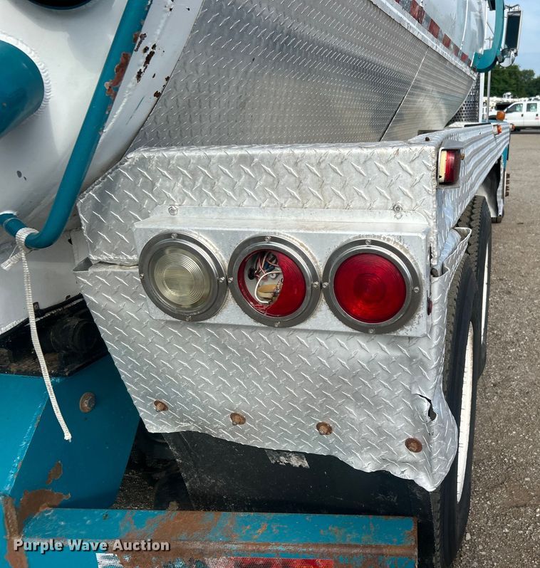 image for item EG0722 2005 Kenworth T800 vacuum truck