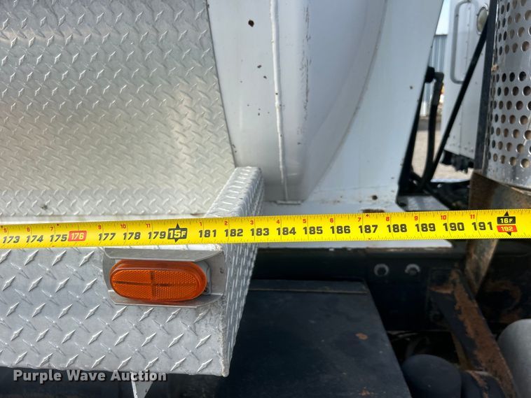 image for item EG0722 2005 Kenworth T800 vacuum truck