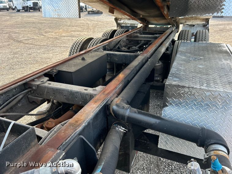 image for item EG0722 2005 Kenworth T800 vacuum truck