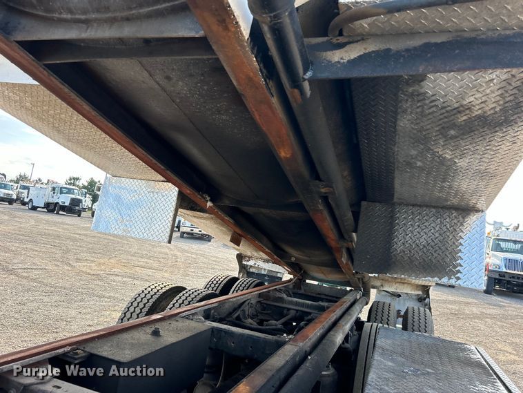 image for item EG0722 2005 Kenworth T800 vacuum truck