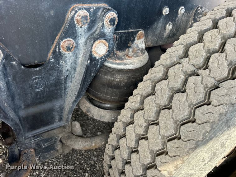 image for item EG0722 2005 Kenworth T800 vacuum truck