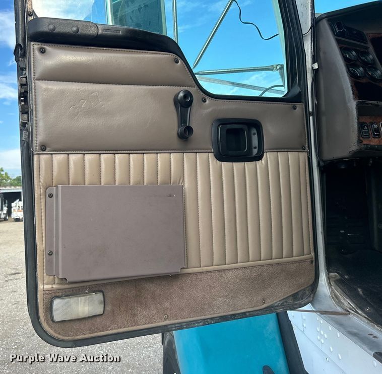 image for item EG0722 2005 Kenworth T800 vacuum truck