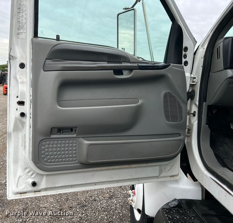 image for item EG0756 2008 Ford F750 Super Duty  utility / service truck