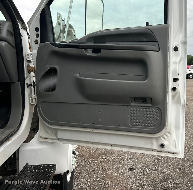 image for item EG0756 2008 Ford F750 Super Duty  utility / service truck