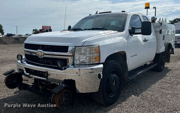 image for item EG0761 2012 Chevrolet  Silverado 2500HD Ext. Cab utility bed pickup truck